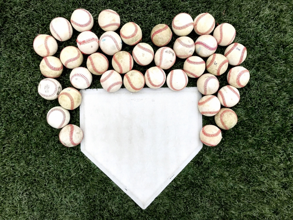 球场中棒球与棒球垒组成的心形图案
