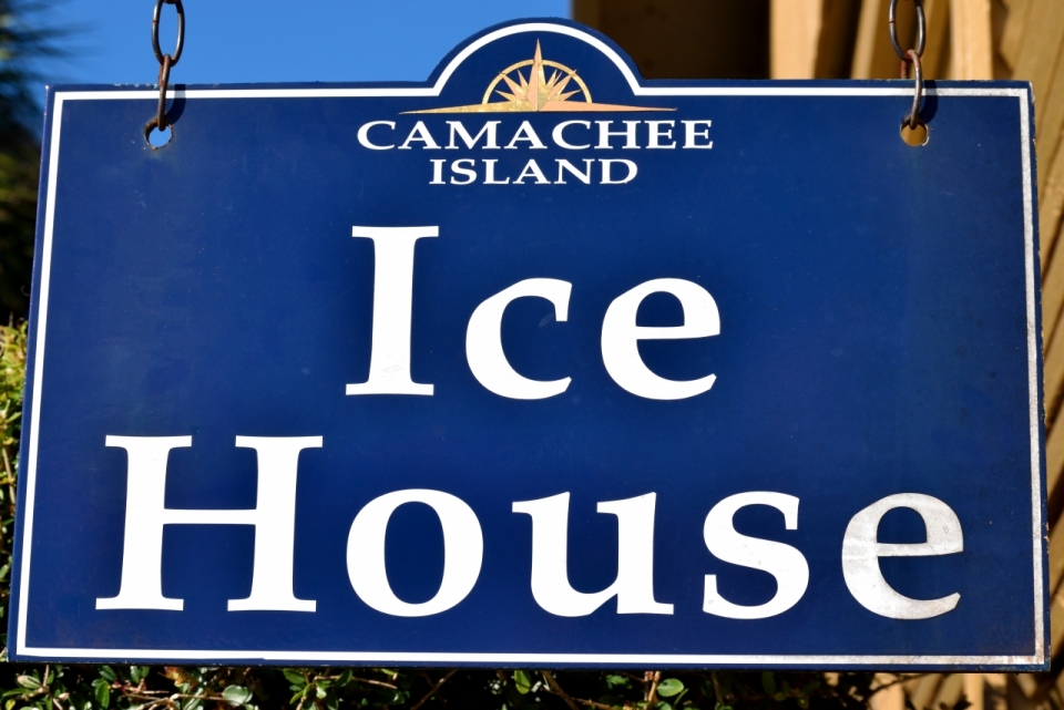 街边店铺外写着ice house的蓝色标牌
