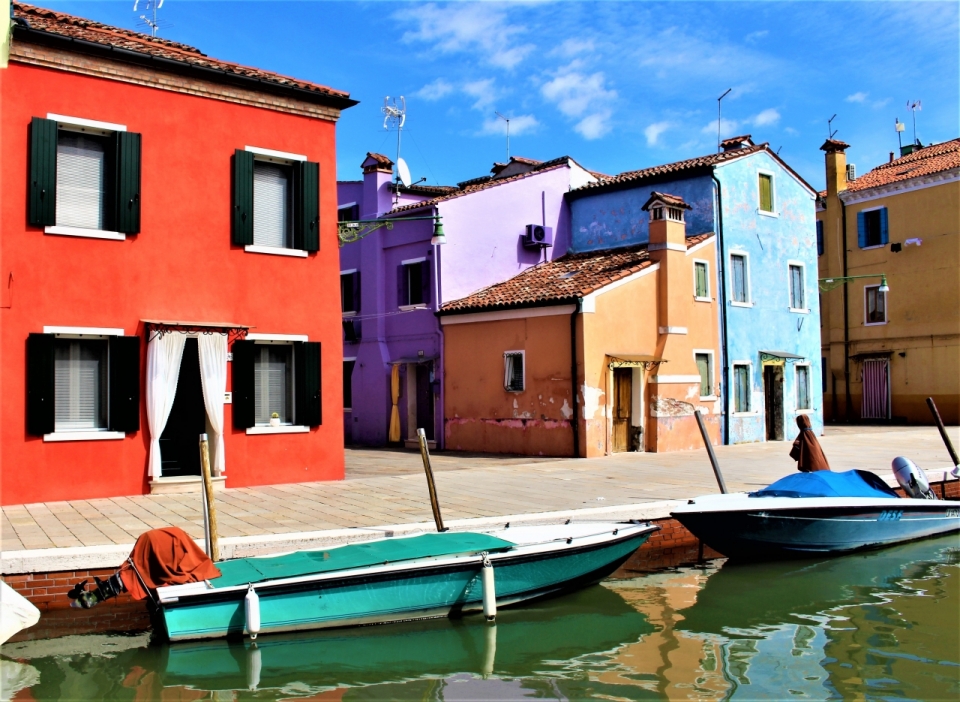 威尼斯小船湖泊边彩色城市建筑