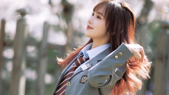 清纯美女穿漂亮的校服高清桌面壁纸