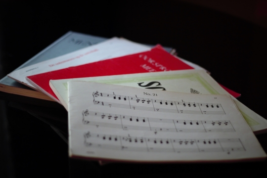 黑色背景古典文艺纸质琴谱书本