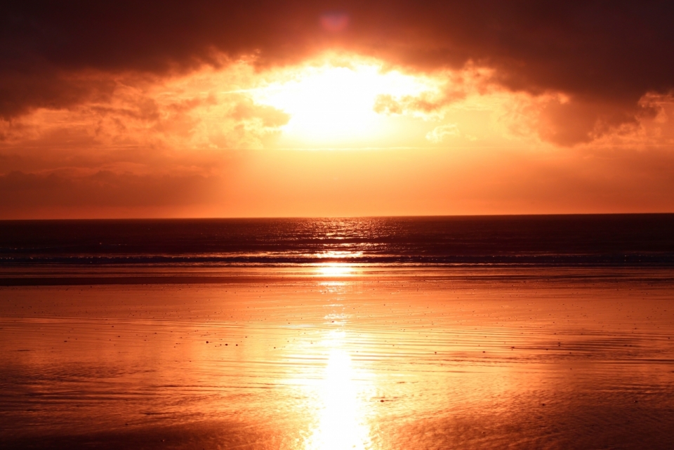 金色夕阳落日下大海水面镜像天空自然美景