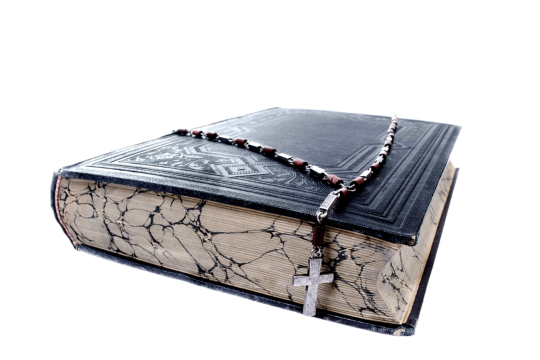 放在圣经书本上的十字架项链