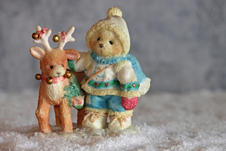 放在雪地上的小熊玩偶和小鹿玩偶