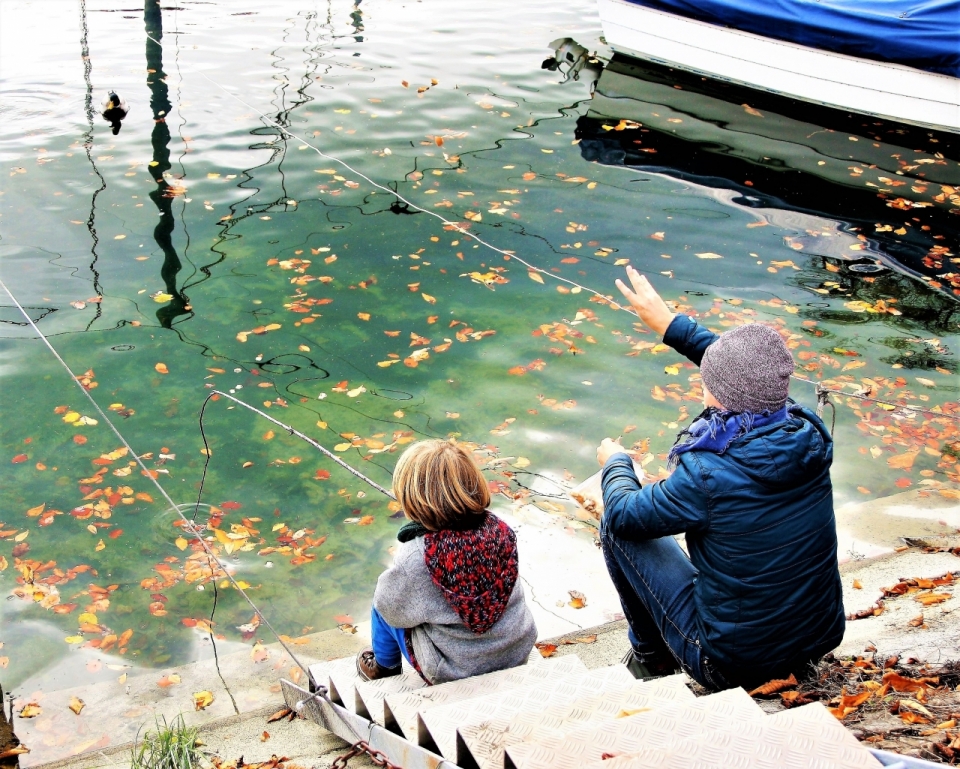 湖边台阶上钓鱼的父子温馨摄影