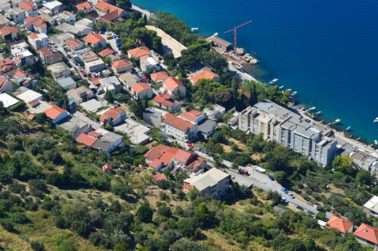 高空俯瞰城市优美绿植环绕风光