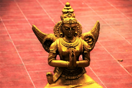 室外红色地面金色金属佛像雕塑模型