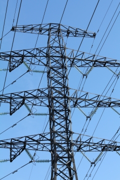 城市天空下的电塔建筑特写摄影