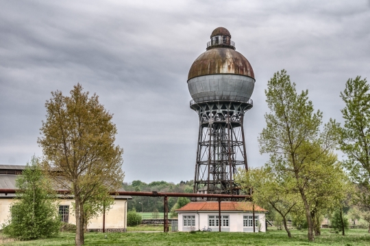 工厂内的圆球型水塔特写