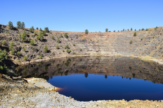 蓝天下沙漠中大湖泊蓝色水湾