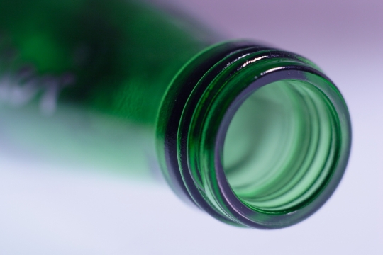 白色桌面绿色玻璃瓶子瓶口特写