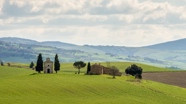 美丽风景绿色的田野高清护眼桌面壁纸