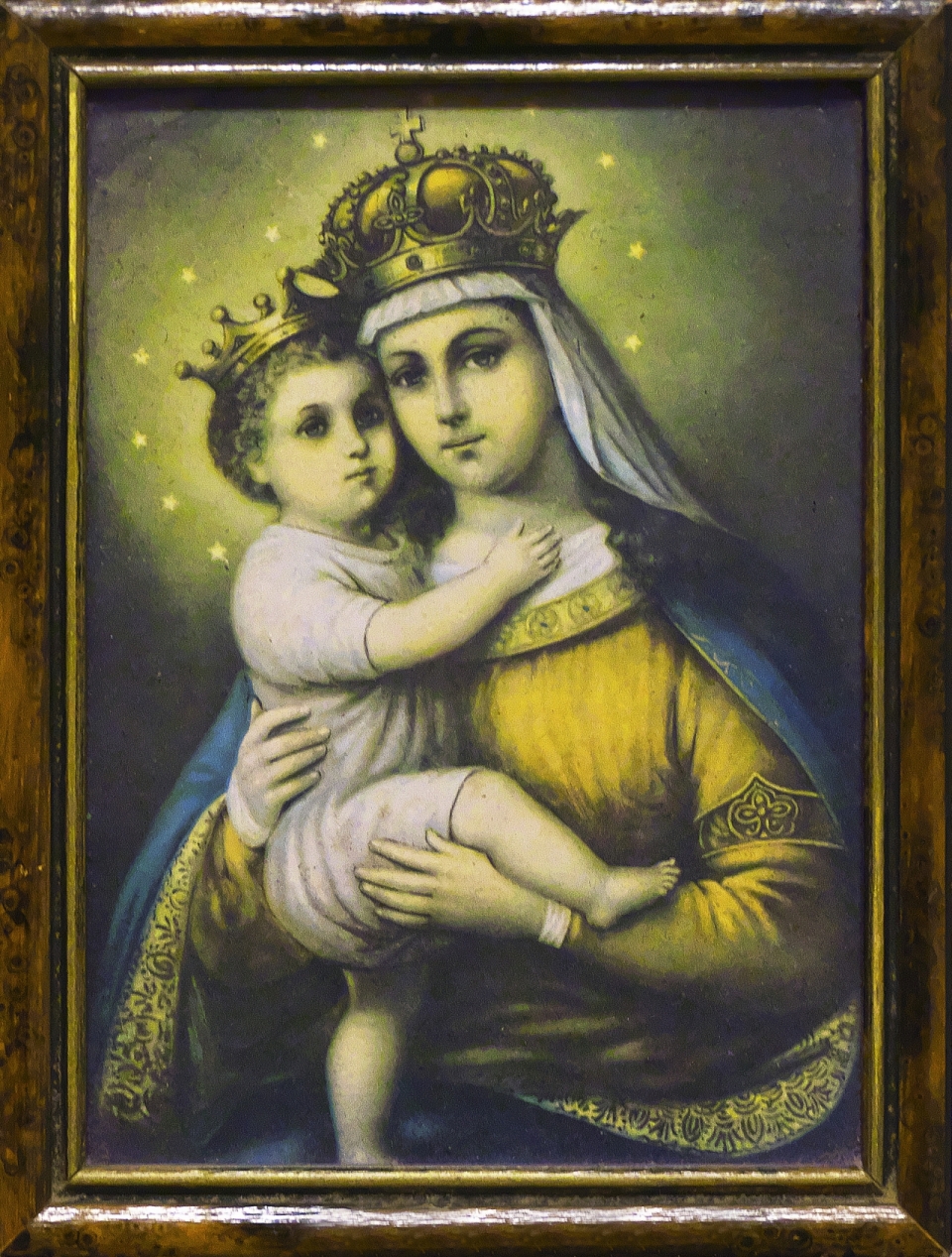油画中戴皇冠女子抱着戴王冠孩子