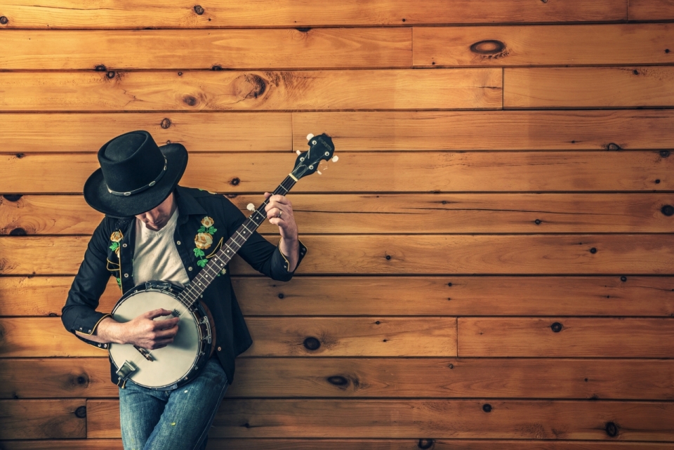 纯色木头背景墙吉他男孩牛仔风格弹吉他人像
