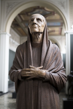 虚化背景教堂老年男性艺术塑像