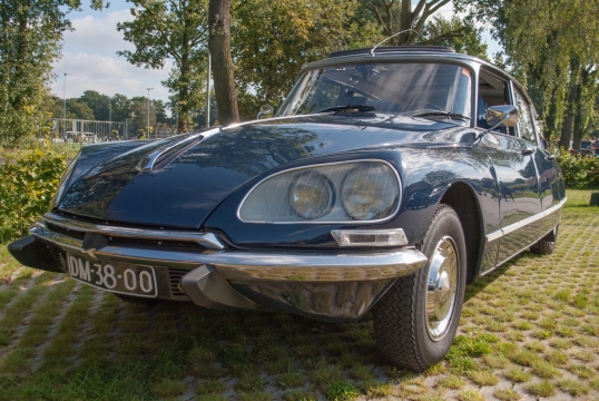 早晨阳光下城市路边复古轿车