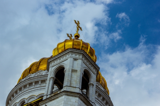 昏暗天空金色圆顶古老教堂建筑