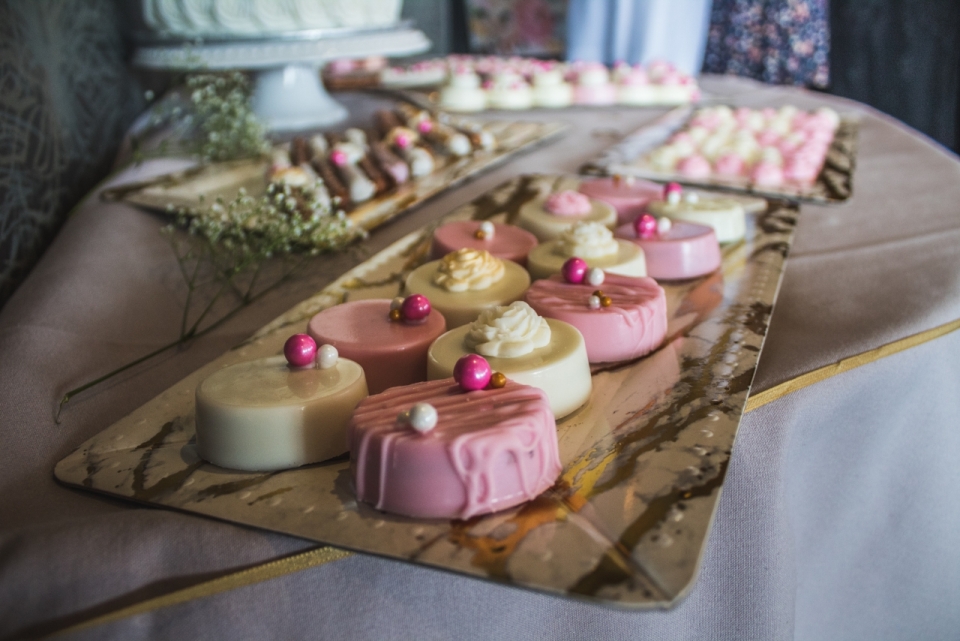 室内桌面白色粉色装饰新鲜美味甜点