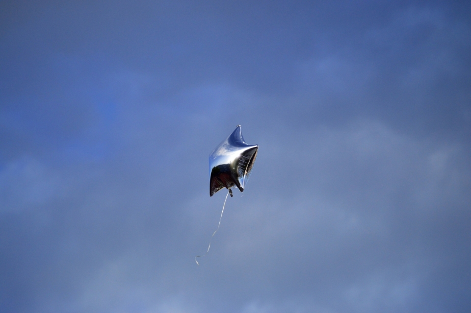 蓝色天空漂浮飞行氢气球特写