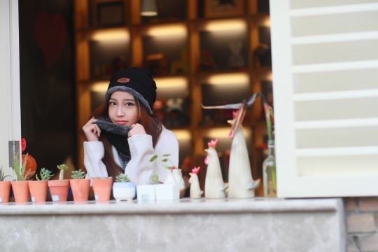 美女摄影_窗台边棕色长发美女可爱笑容街拍