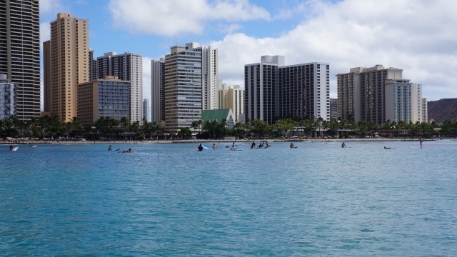 蓝色天空自然湖泊间城市街道建筑