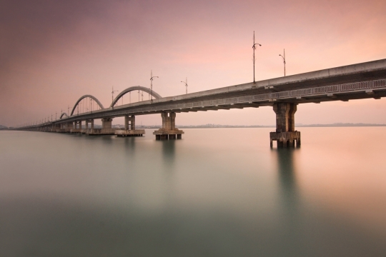 傍晚天空下户外湖泊高架桥梁