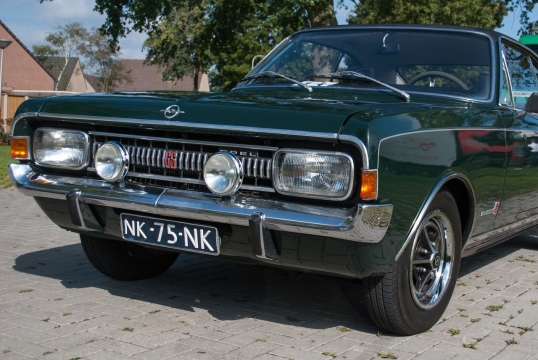 城市中绿色老式欧宝轿车