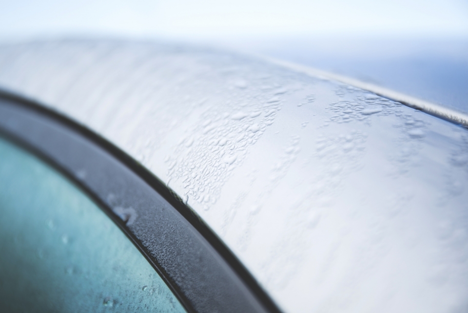 雨中汽车车顶边缘水滴高清特写