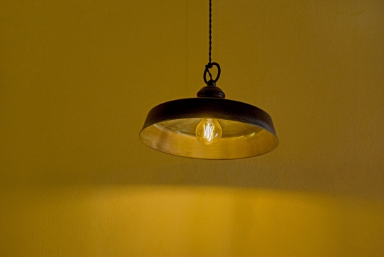 建筑室内屋顶悬挂黄色灯光吊灯