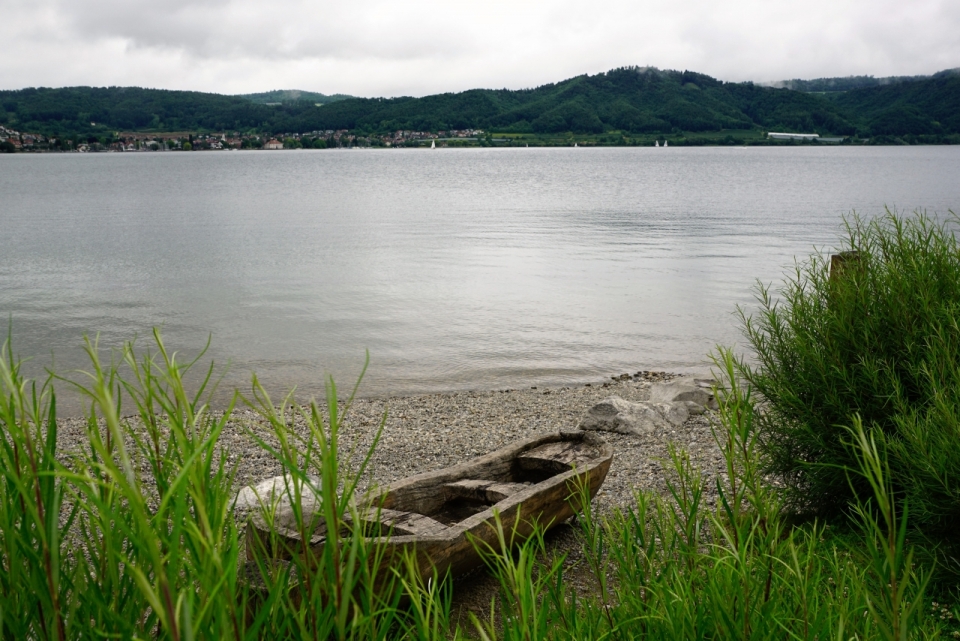 文艺户外自然湖泊湖面木制小船