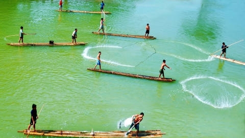 渔民撒网捕鱼高清桌面壁纸