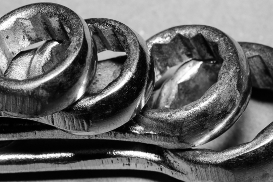 黑白近距老旧金属扳手修理工具