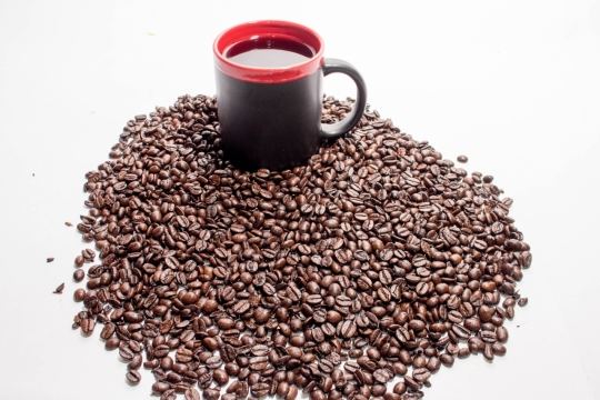 办公桌散落咖啡豆香醇咖啡饮料