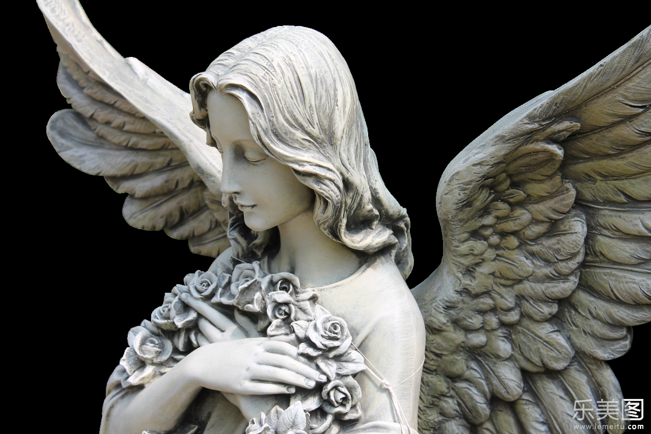 白色背景前怀抱玫瑰花的少女天使雕像摄影