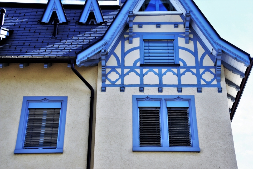 深蓝色房屋窗户精致装饰造型外观