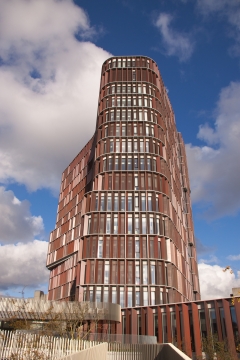 午后天空下城市高楼大厦建筑