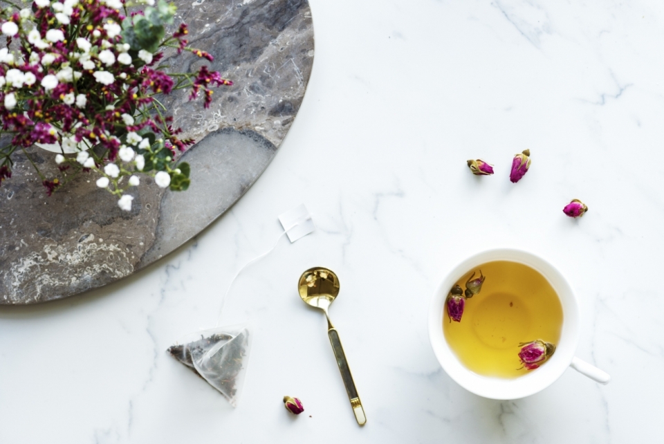 白色大理石桌面新鲜茶饮花朵植物