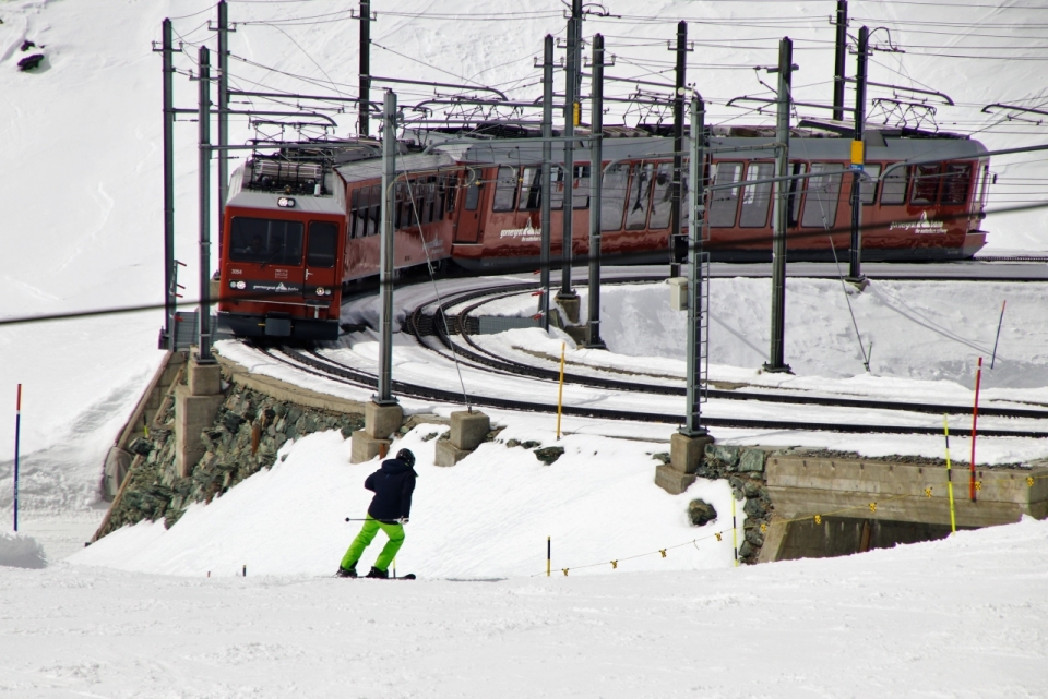 滑雪场地观光电车自然风光美景