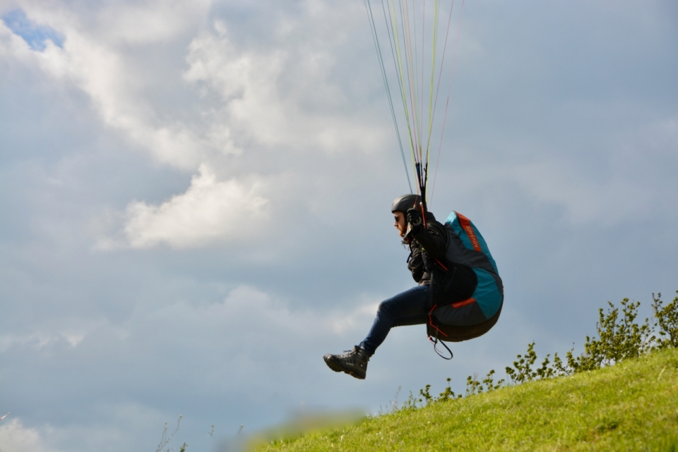 自然草坪上滑翔伞运动成年女性