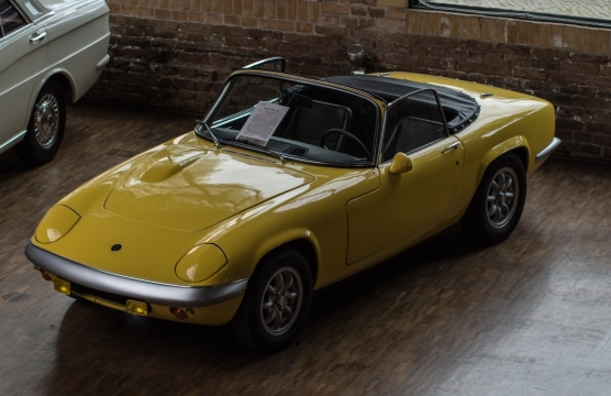 高处俯拍黄色喷漆敞篷跑车外观