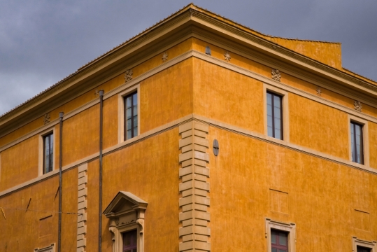 阴天城市街道黄色墙壁古老建筑