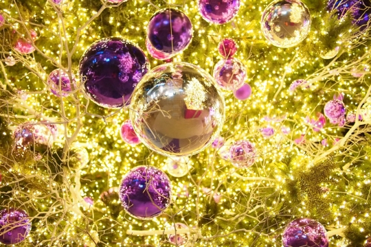 发光树上挂下来的精美水晶球装饰