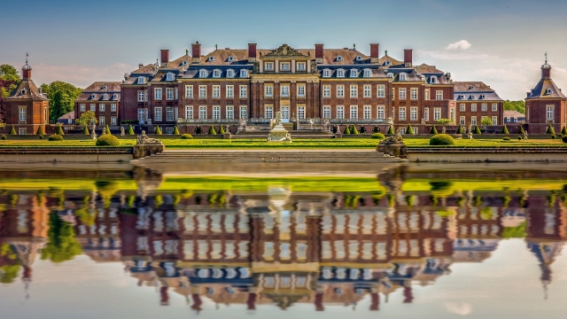 平静湖面水塘倒映华丽建筑风光