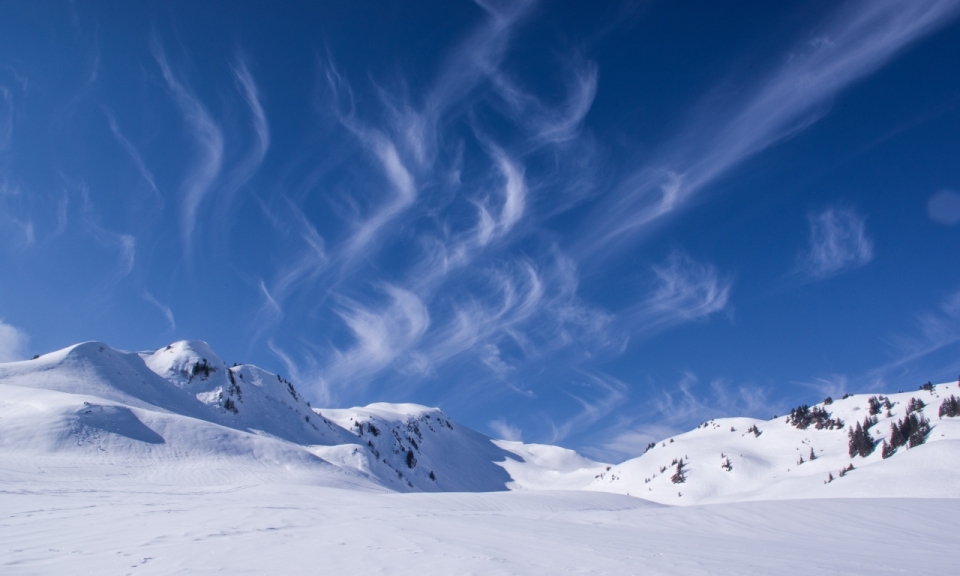 天空下白色雪山绿植精美风光