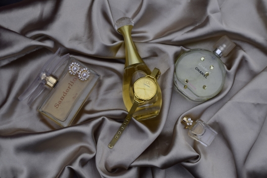 杂乱卷曲桌布摆放香水瓶摆拍