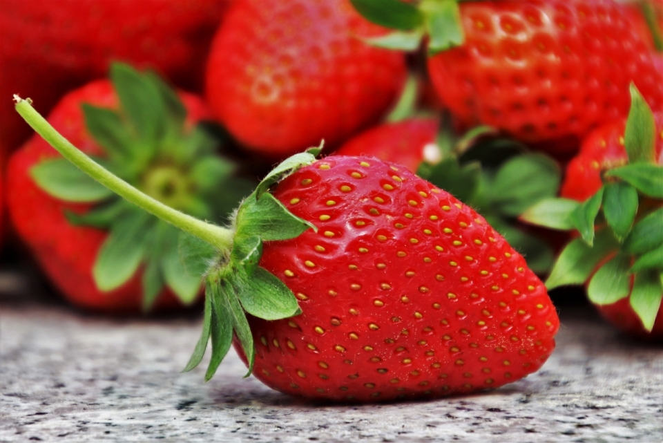 石质桌面新鲜美味健康红色草莓水果