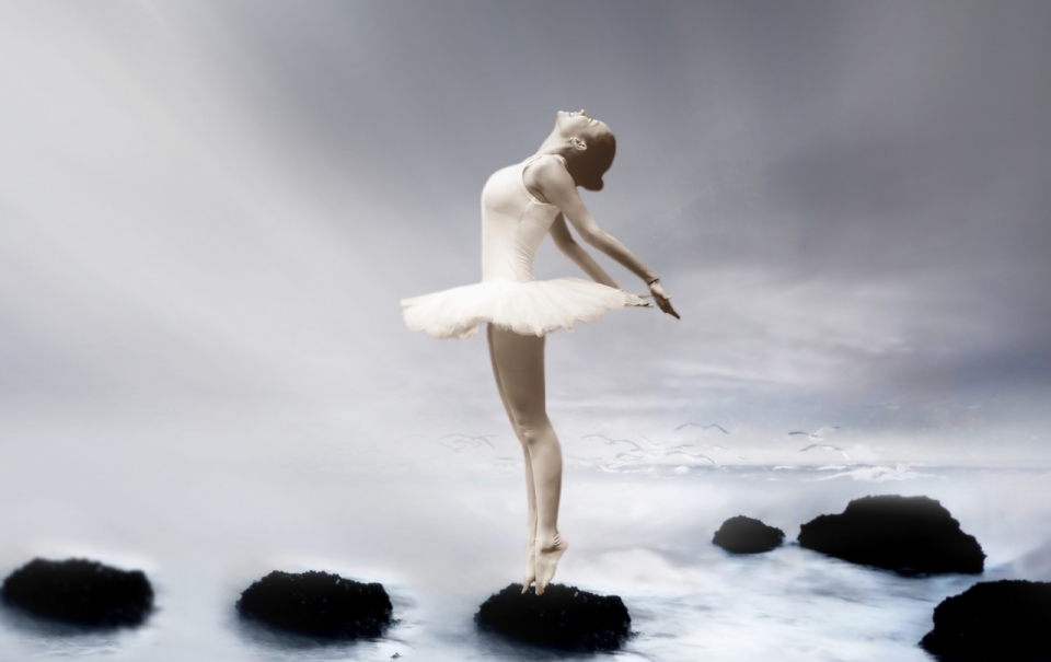 海面礁石上跳芭蕾舞的女孩