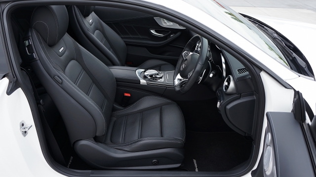 城市街道打开车门白色轿车