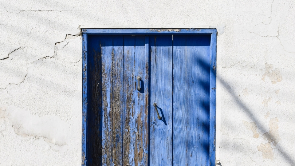 破旧建筑白色墙壁木质蓝色门