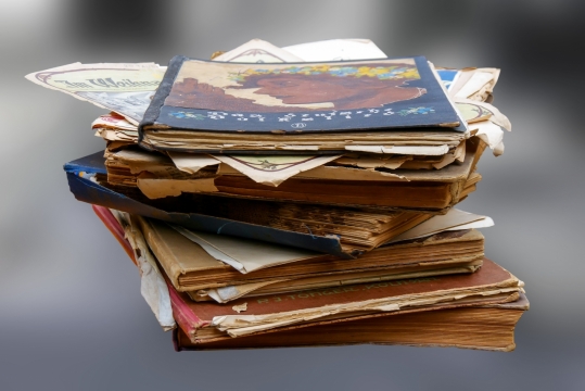 破旧的老书本堆在一起高清图